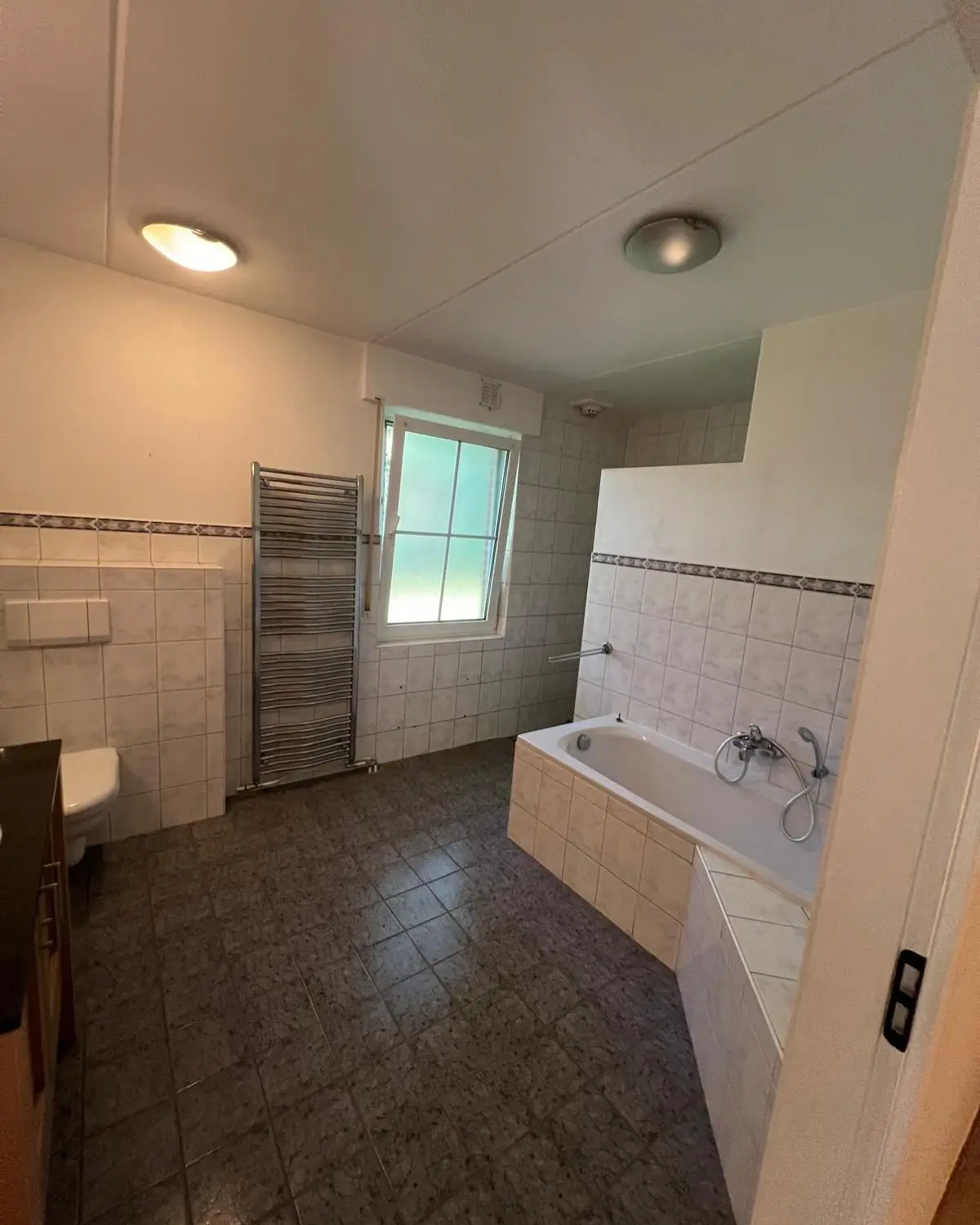 Badkamer en toiletruimte in warme houttinten, voor de renovatie