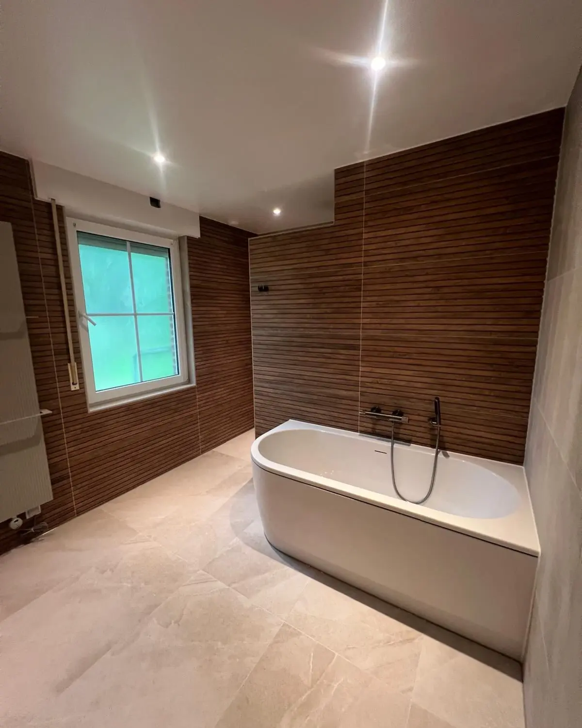 Badkamer en toiletruimte in warme houttinten, na de renovatie