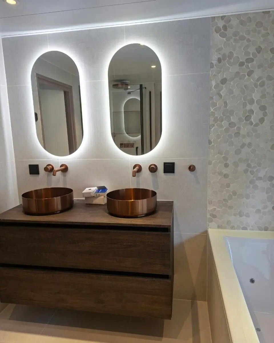 Luxe badkamer met bronzen details, na de renovatie