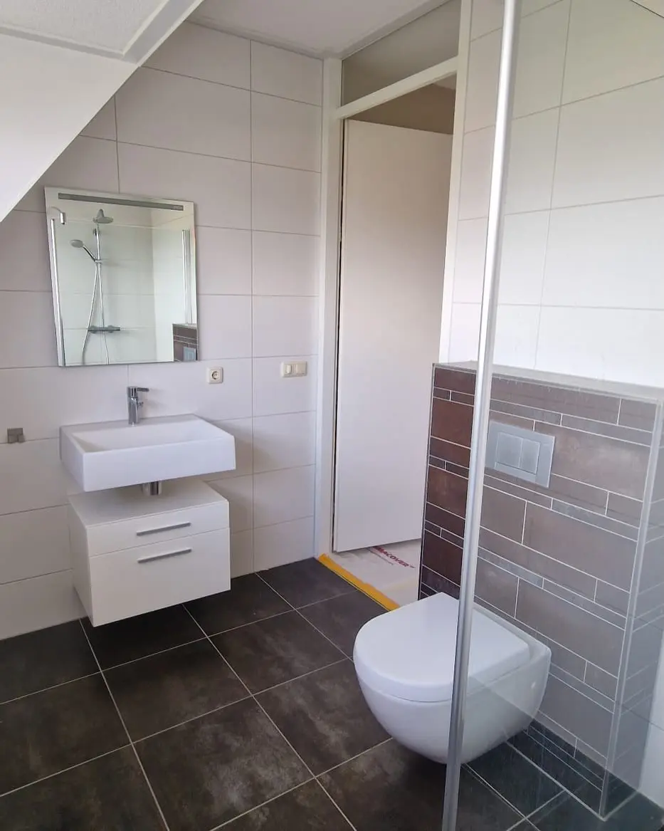 Badkamer met accentwand in visgraatmotief, voor de renovatie