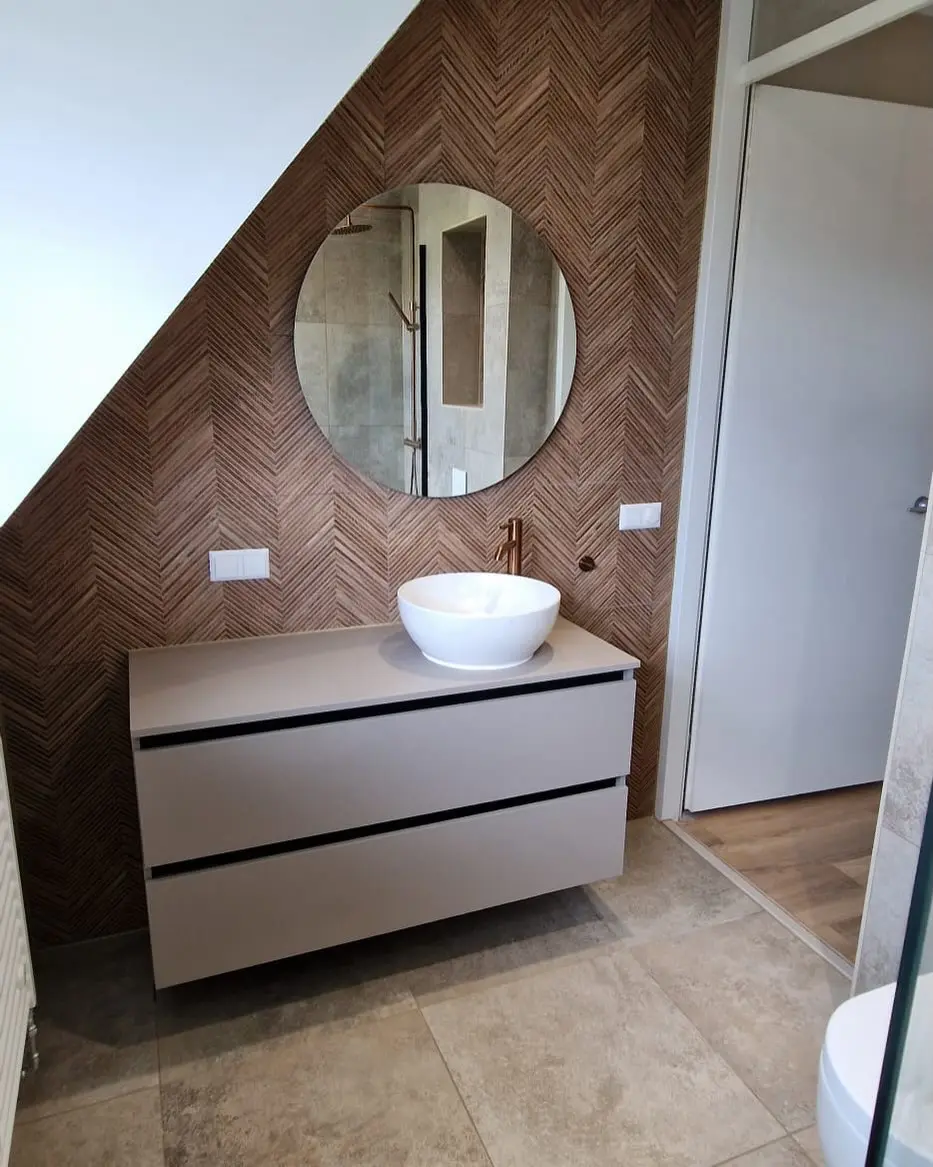Badkamer met accentwand in visgraatmotief, na de renovatie