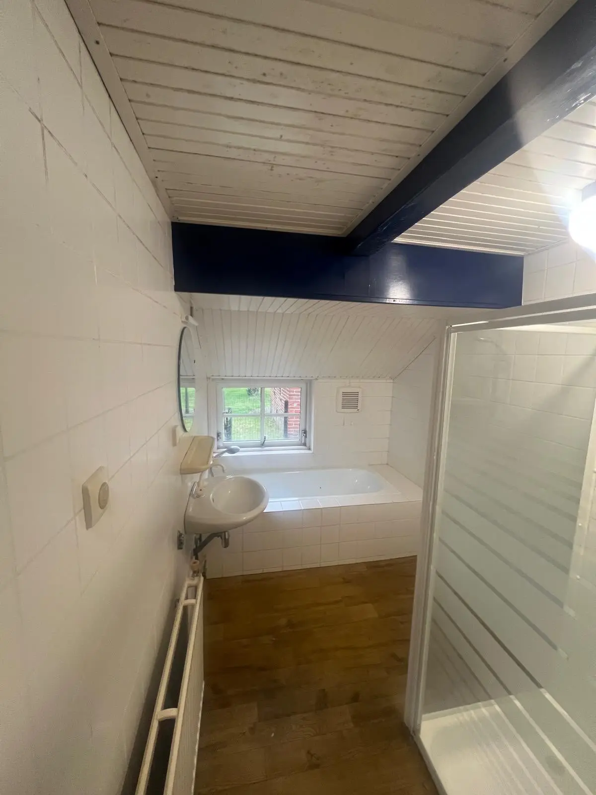 Moderne badkamer onder originele balken, voor de renovatie