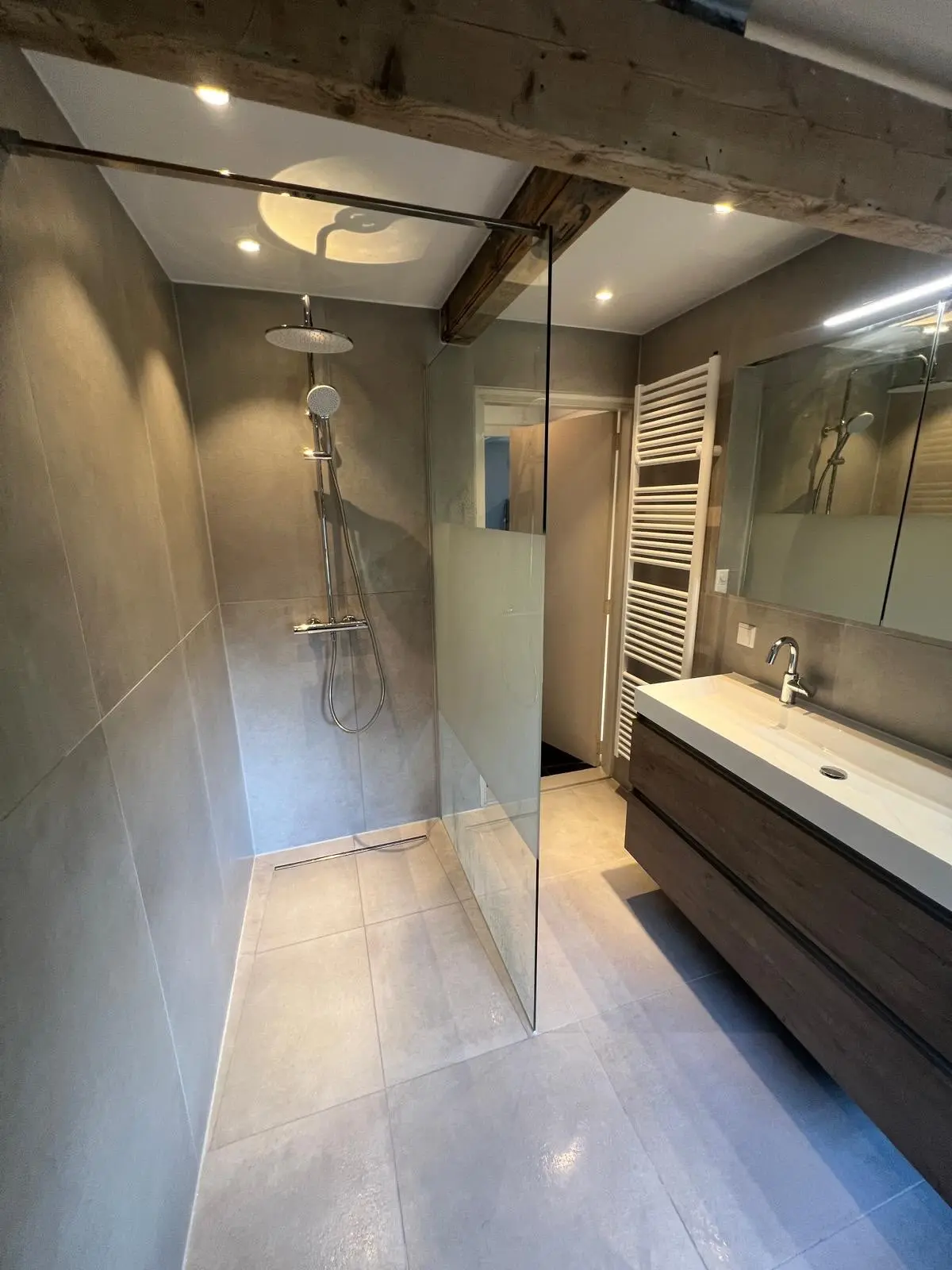 Moderne badkamer onder originele balken, na de renovatie