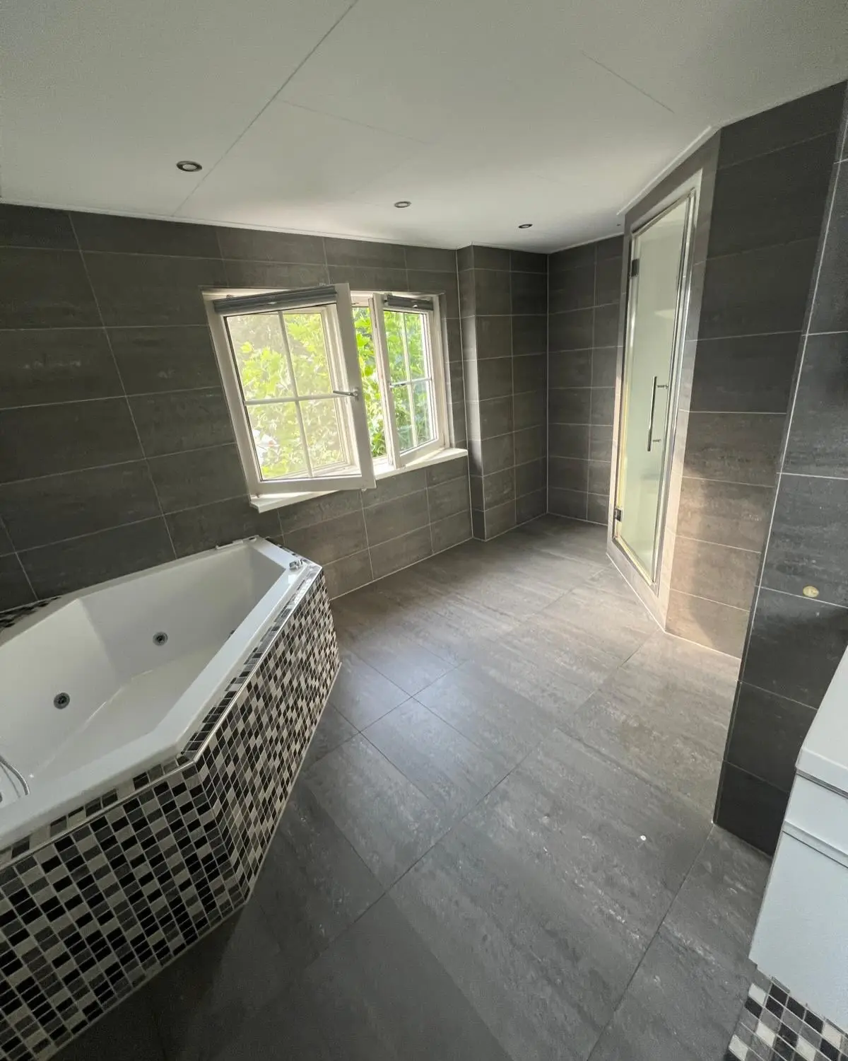 Zolderbadkamer met karakter, voor de renovatie