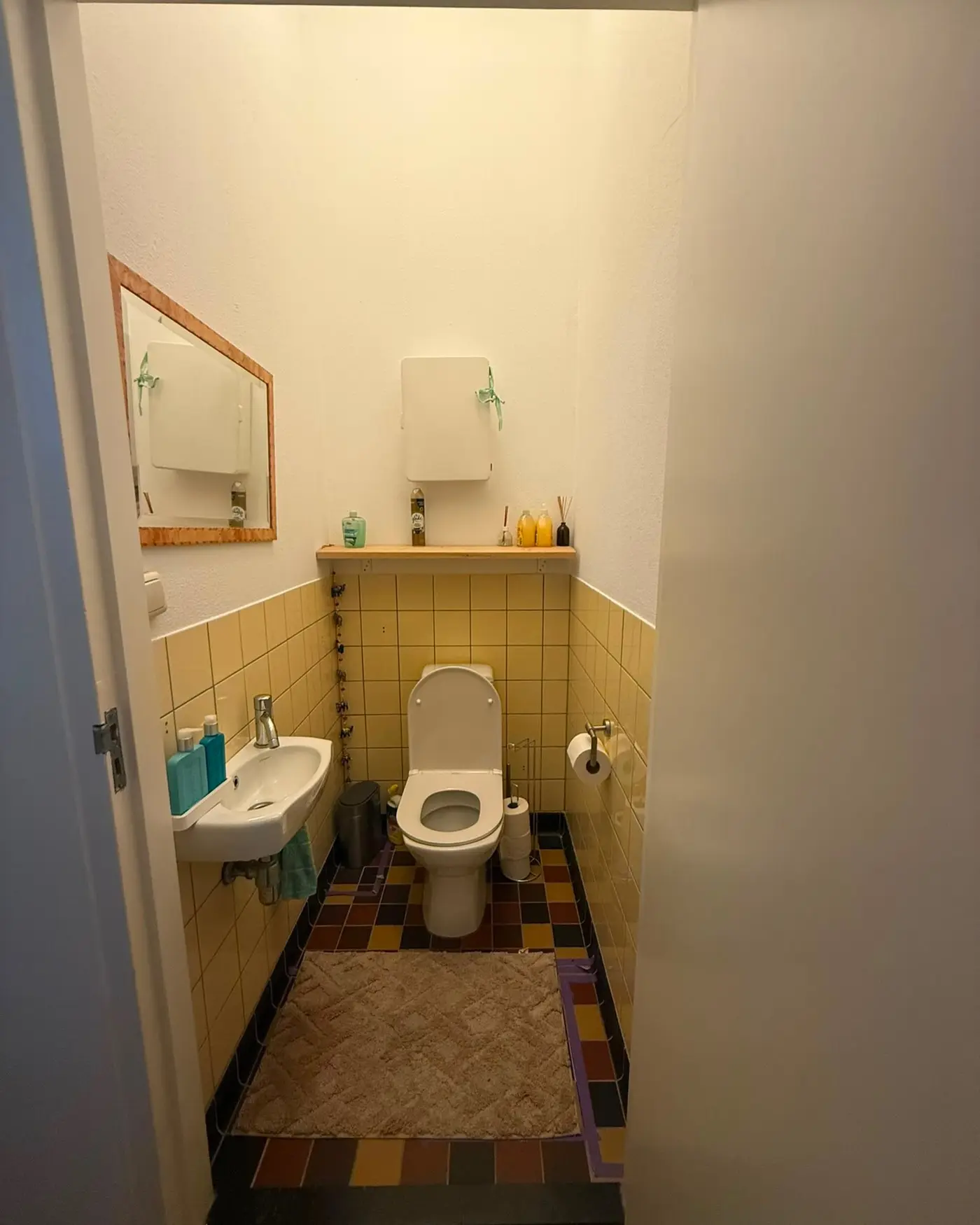 Tweede badkamer in een kleine ruimte, voor de renovatie