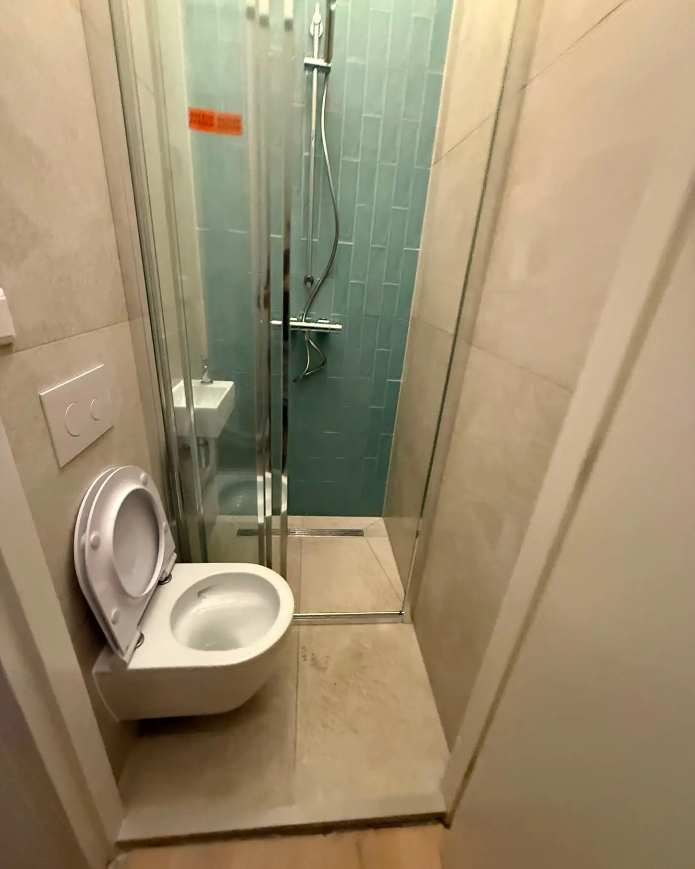 Tweede badkamer in een kleine ruimte, na de renovatie