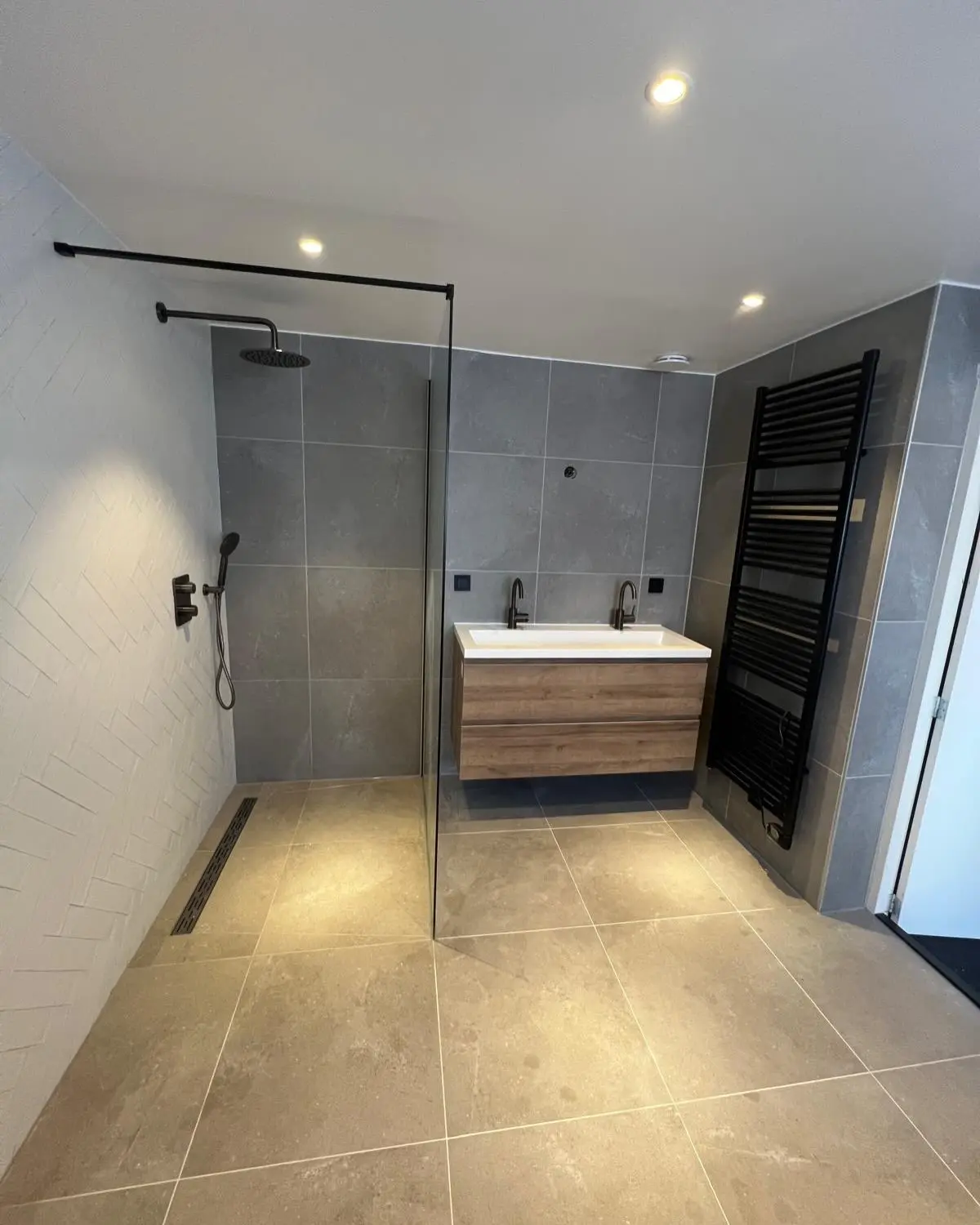 Badkamer met ligbad en inloopdouche, na de renovatie