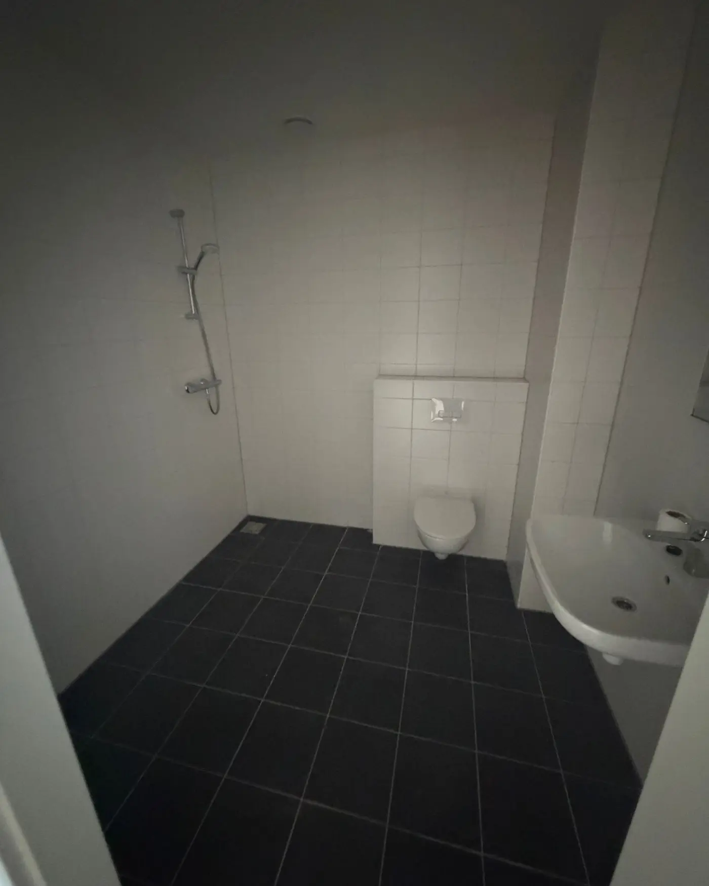 Luxe droombadkamer met dubbele wastafel, voor de renovatie